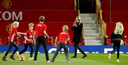 Juan Mata mừng rỡ khi được gặp “người đàn bà đẹp” Julia Roberts - 3 “Người đàn bà đẹp” từng đưa các con tới xem Man United thi đấu