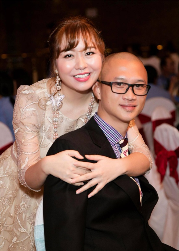 Võ sư Bùi Anh Hùng mong được giao lưu võ thuật với võ sư Pierre Flores - 3 Võ sư Bùi Anh Hùng nhận được sự động viên & ủng hộ hết mình từ vợ