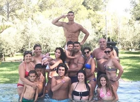 “Noi gương” Messi, C.Ronaldo sắp lấy vợ? - 3 CR7 từng đăng ảnh gia đình và “khoe” cả vòng 2 đáng ngờ của bạn gái