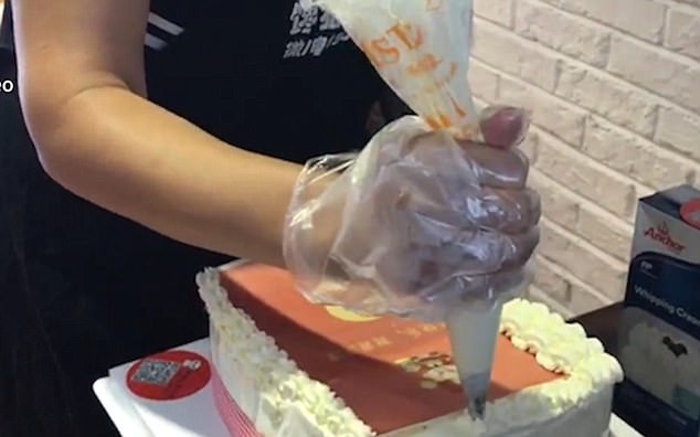 Lấy lòng mẹ chồng, con dâu tự tay làm bánh sinh nhật nhả ra tiền - 3 …rồi tiếp tục phủ bánh và kem lên trên