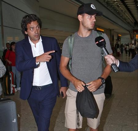 Morata hân hoan cùng bà xã gia nhập Chelsea - 3 Người đại diện của Alvaro Morata cũng có mặt trong chuyến đi