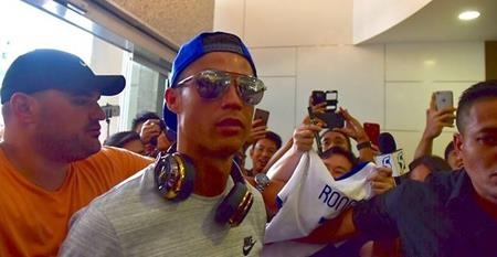 C.Ronaldo gây “bão” khi sang Singapore thăm tỷ phú Peter Lim - 3 CR7 chỉ xuất hiện nhanh chóng rồi âm thầm rời đi