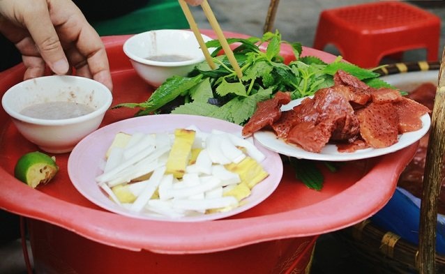Lão bà tuổi 90 bán nộm sứa: 70 năm nức tiếng Hà Thành - 4
Ai đã ăn thử nộm sứa với dừa non, đậu nướng chấm mắm tôm sẽ không thể quên hương vị