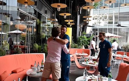 Pirlo xúc động tái ngộ Buffon trên đất Mỹ - 3 Pirlo và Barzagli trao nhau cái ôm nồng ấm ngày gặp lại