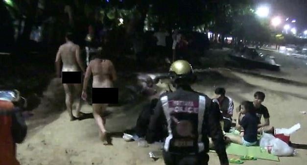 Làm chuyện "cuồng nhiệt" bên bờ biển, du khách bị cảnh sát Thái Lan áp giải về đồn trước đám đông - 3 Rất đông khách du lịch đã chứng kiến sự việc