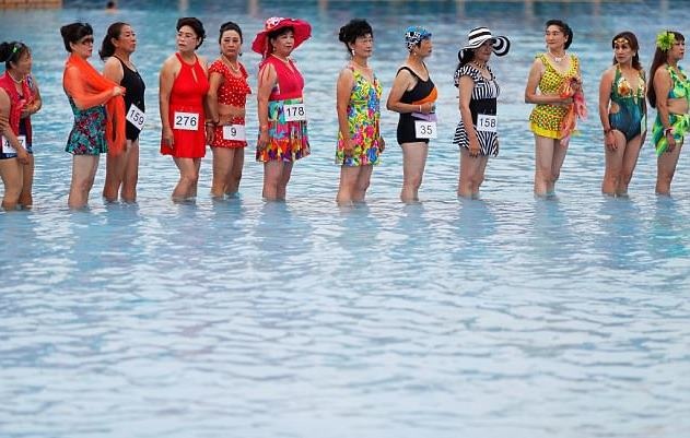 Các cụ bà xếp hàng cho phần thi trình diễn bikini