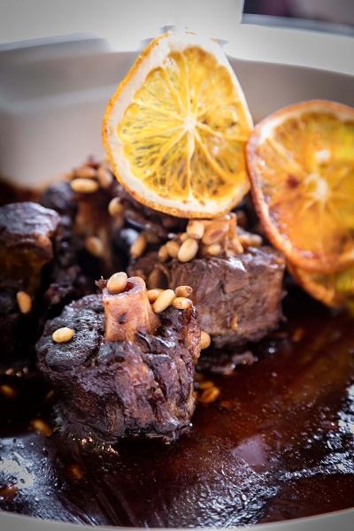 Bạn có muốn thử món đuôi kangaroo hầm kiểu Úc với cam và hạt thông cực hấp dẫn này không? Quầy ẩm thực Úc chờ đón bạn với burger bò nướng BBQ, tôm nướng BBQ, cá ngừ và các loại salad phong phú.