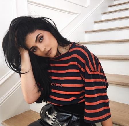 Ngắm mặt mộc quá đỗi xinh đẹp của các “sao” - 3 Kylie Jenner vốn là một ngôi sao nổi tiếng với những bức hình tự sướng quyến rũ