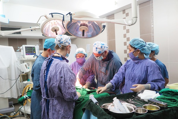 Phẫu thuật dị tật hàm mặt thành công cho cô sinh viên đa tài - 3 Bác sĩ Niall Kirkpatrick cùng bác sĩ Nguyệt Nhã phẫu thuật chỉnh hàm mặt cho Thương.