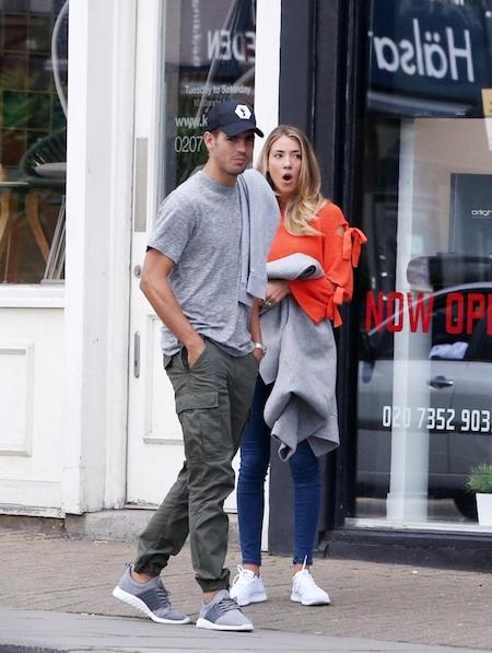 Alvaro Morata “lời qua tiếng lại” với bà xã trên đường phố - 3 Alice Campello lộ rõ vẻ mặt không vui khi đi theo sau ông xã