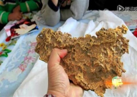 Thợ máy xúc múc được cục vàng 10kg nguyên khối - 4 Thỏi vàng hình con gà trống tại Tân Cương nặn khoảng 8kg.