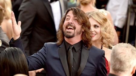 Là một trong những rocker nổi tiếng nhất thế giới nhưng Dave Grohl, với khối tài sản lên tới 225 triệu đô la Mỹ, lại ăn tiêu khá dè sẻn. Thậm chí, cũng vì quá giàu có mà Dave Grohl lại cảm thấy “e ngại” khi tiêu tiền. Ngoài ra, rocker này còn bị ám ảnh bởi chuyện phá sản và với ba người con cần được chu cấp thì sự lo lắng hoang đường của Dave Grohl cũng nhận được ít nhiều niềm đồng cảm.
