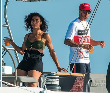 Lewis Hamilton gây sốc với đại tiệc bikini trên du thuyền - 3 Tay đua F1 trông cực kì hân hoan, thoải mái