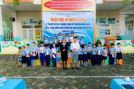 Công ty Nhựa Long Thành trao học bổng cho các em học sinh - 3 Các suất học bổng có ý nghĩa lớn đối với học sinh.