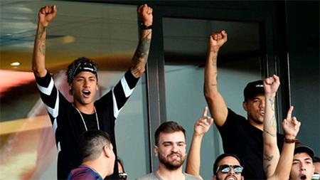 Chưa thể thi đấu cho PSG, Neymar đành đi chơi giải sầu - 3 … nhưng Neymar vẫn chỉ có thể ngồi ngoài cổ vũ