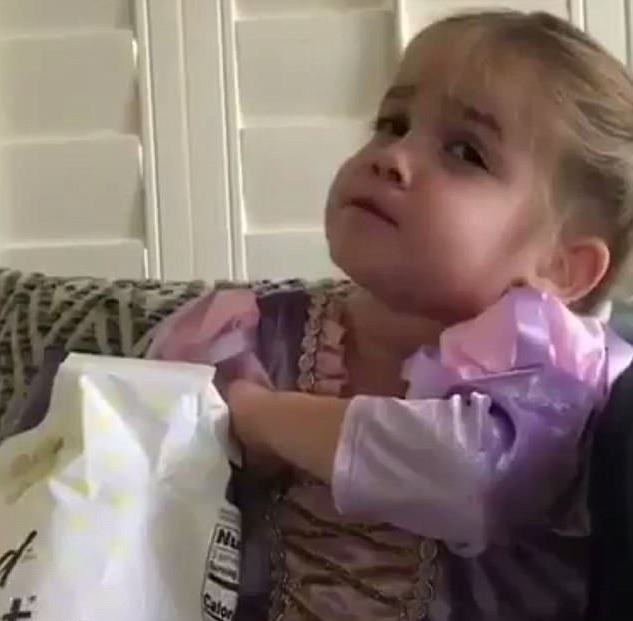 Cư dân mạng “dậy sóng” vì biểu cảm của cô bé 2 tuổi kể xấu chuyện đi nhà trẻ - 3
Cô bé vừa ăn bỏng ngô vừa kể về ngày kịch tính của mình