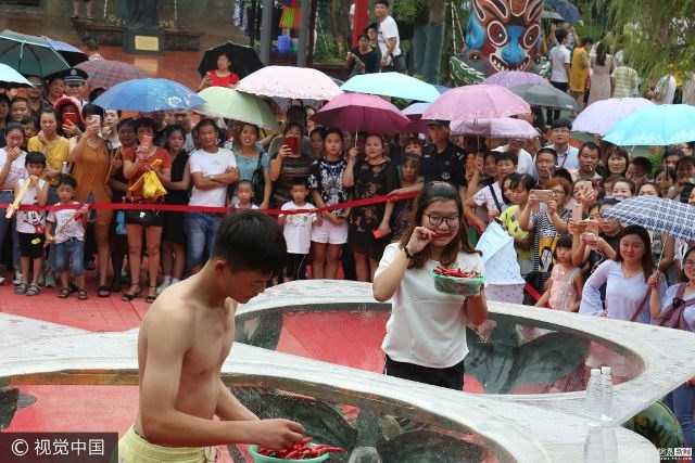 Cay xé lưỡi với cuộc thi ăn ớt kỳ quặc ở Trung Quốc - 4
Cả những bạn gái cũng muốn thử thách khả năng chịu đựng của bản thân.