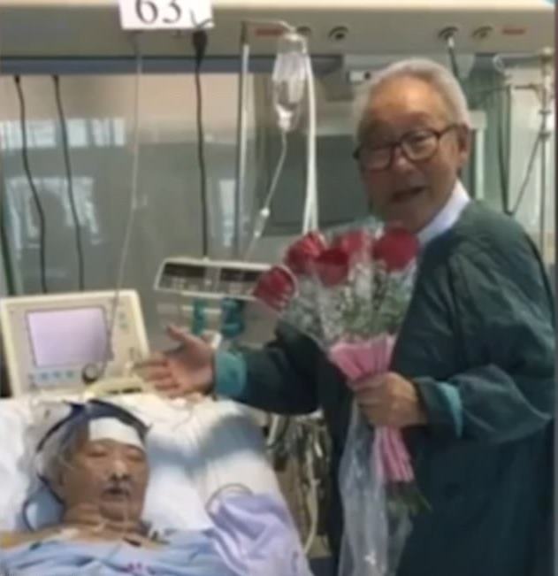 Ông Zhang say sưa hát tình ca cho vợ trong phòng bệnh