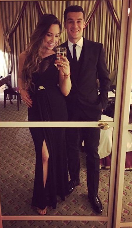 Bà xã quyến rũ của Coutinho bất ngờ gây “bão” - 3 Cặp đôi luôn quấn quýt bên nhau không rời