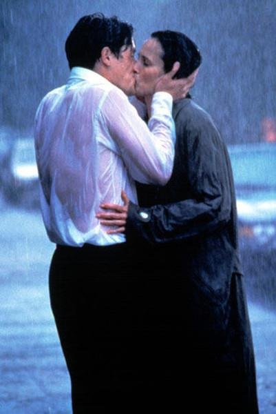 Những nụ hôn ướt át kinh điển trên màn ảnh Hollywood - 3 Hugh Grant và Andie MacDowell cũng có một nụ hôn dưới mưa xứng đáng đi vào lịch sử trong tác phẩm hài lãng mạn “Four weddings and a funeral” (1994)