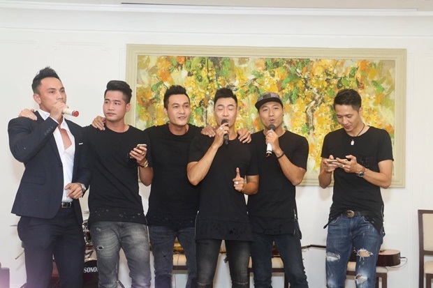 Ánh mắt say đắm của Phạm Thành dành cho Hoa hậu Kristine Thảo Lâm như một lời cảm ơn chân tình và sâu sắc nhất đến người phụ nữ quyền lực và tài năng này. Bên cạnh đó, Phạm Thành còn gửi tặng CEO Kristine Thảo Lâm ca khúc Anh còn nợ em với chất giọng ngọt ngào và da diết.