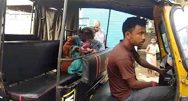 Cô gái được một người tốt bụng gần đó đưa đến bệnh viện bằng xe kéo