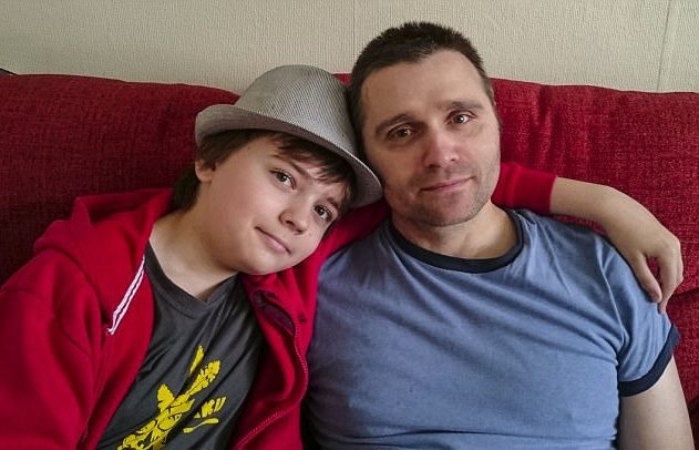 George chụp ảnh cùng cha