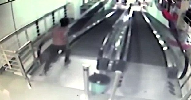 Sau khi vụ tai nạn xảy ra, mọi người mới bắt đầu chạy ra ứng cứu