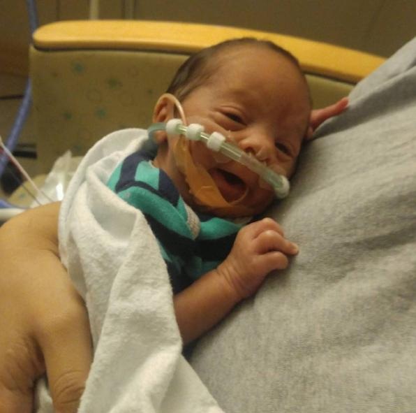 Do sinh non, cậu bé khá non nớt và nhẹ cân