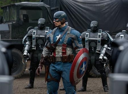 Những tác phẩm yêu nước không thể bỏ qua trong dịp lễ Quốc Khánh - 3 “Captain America: The first avenger” (2011) cũng là một tác phẩm rất thú vị trong danh sách. Vẫn mang dáng dấp của dòng phim siêu anh hùng nhưng nhân vật chính Captain America trong phim còn là biểu tượng của lòng yêu nước, trung kiên, đầy chính nghĩa, sẵn sàng hy sinh thân mình để đổi lấy hòa bình.