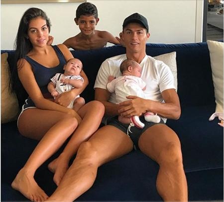 C.Ronaldo và Georgina đã gắn bó với nhau như một gia đình