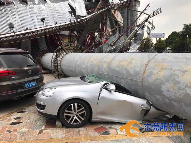 Cột quảng cáo khổng lồ ‘bật gốc’ trong lúc gió mạnh, nhiều ôtô bẹp dí - 4 Cột quảng cáo khổng lồ ‘bật gốc’ trong lúc gió mạnh, nhiều ôtô bẹp dí - 4