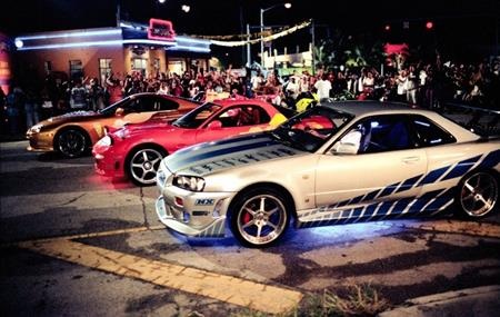 “2 Fast 2 Furious” gây ấn tượng nhờ việc tràn ngập những trường đoạn đua xe ngoạn mục và nghẹt thở nhưng cũng chính vì vậy mà bộ phim này bị cáo buộc đã truyền cảm hứng cho rất nhiều vụ đua xe trên thực tế.
