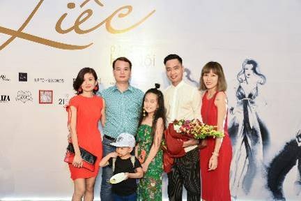 NTK Đức Hải (áo trắng) chia sẻ: “Có rất nhiều người yêu thời trang đang ở đây để chiêm ngưỡng các BST của các NTK Việt. Đó là sự ủng hộ đầu tiên của khách hàng với VFD, và chắc chắn sẽ còn nhiều sự ủng hộ tích cực nữa dành cho những thiết kế tuyệt vời đậm chất Việt thế này”.
