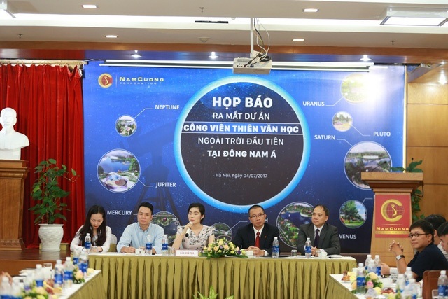 Tập đoàn Nam Cường góp phần nâng tầm giáo dục Việt - 3 Phó Chủ tịch Tập đoàn Nam Cường – Bà Trần Thị Quỳnh Ngọc (giữa) cùng các chuyên gia hàng đầu của Viện Hàn lâm Khoa học Việt Nam, Ego Group trong buổi công bố ra mắt