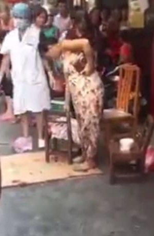Đang đi giữa đường, sản phụ đứng lại để sinh con rồi bình tĩnh ôm con đi bộ về nhà - 3 Bác sĩ đặt đứa trẻ lên trên ghế để kiểm tra