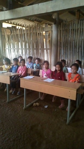 Đằng sau bức ảnh học sinh miền núi ngồi xổm khai giảng gây “bão mạng” - 3 Phòng học của các em vẫn là nền đất.