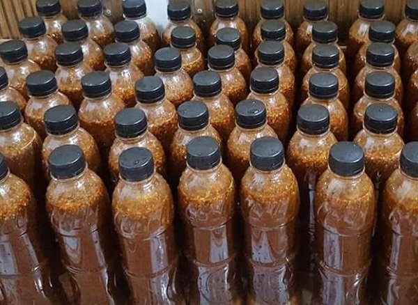 Xoài bao tử chấm mắm 'thần thánh': Dân ghiền ăn vặt ngày hết 1 tạ - 4
Nước chấm xoài tự pha có giá 100.000 đồng/lít