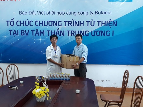 BoniAncol - Gieo niềm tin,tìm hạnh phúc cho người nghiện rượu - 4
Đại diện bệnh viện nhận quà từ thiện do công ty Botania trao tặng