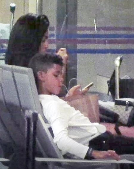 Bạn gái C.Ronaldo thêm một lần khoe bụng bầu sexy - 3 … và vui vẻ trò chuyện cùng Cristiano Jr
