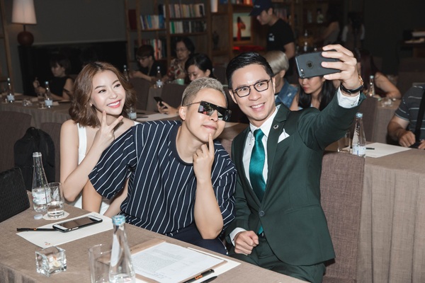 
“Hải Dương là một Hoa Hậu đi lên bằng những điều chân, thiện mỹ, cô đóng góp và thường xuyên tham gia vào những hoạt động cộng đồng. Ở Hải Dương hội đủ những yếu tố để trở thành đại diện của Việt Nam với cương vị Chủ tịch Diễn đàn Phụ nữ Châu Á Thái bình dương. Thật sự Tiệp rất tự hào về Hoa Hậu Hải Dương và những điều cô đạt được.” Vũ Khắc Tiệp chia sẻ cảm xúc của mình về Hoa Hậu Hải Dương
