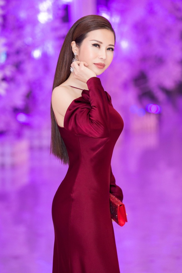 Hoa khôi Lan Phương hát trong đêm “Vu Lan nhớ mẹ” - 4 Xinh đẹp lộng lẫy trong mỗi sự kiện mà cô tham dự