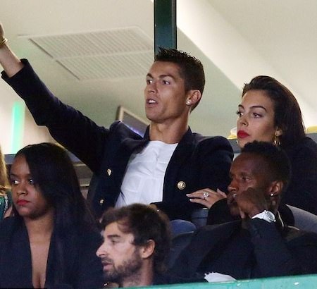 C.Ronaldo hạnh phúc đưa bạn gái về quê xem CLB cũ thi đấu - 3 Các khán đài đều hô vang tên của C.Ronaldo