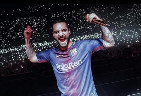 Messi và bà xã hẹn hò đôi với vợ chồng Suarez - 3 Nam ca sĩ Maluma cũng là một fan hâm mộ lớn của Barcelona