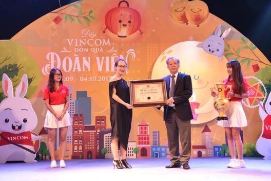 “Siêu trăng” Vincom lập kỷ lục Đèn Mặt Trăng Lớn Nhất Việt Nam - 3 Đại diện Tổ chức Kỷ lục Việt Nam trao bằng xác nhận kỷ lục cho đại diện của Vincom Mega Mall Royal City. Với sự chuẩn bị kỳ công, Vạn thỏ ngắm siêu trăng đã đạt kỷ lục Đèn Mặt trăng lớn nhất Việt Nam.