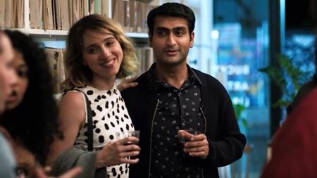 Loạt phim đã khuấy động phòng vé hè 2017 - 3 Hay: “The big sick” cũng là một trong những bộ phim gây được tiếng vang cả về mặt nghệ thuật lẫn thương mại trong hè này. Dựa trên chính câu chuyện của nam diễn viên chính kiêm biên kịch Kumail Nanjiani, “The big sick” không chỉ chân thực, hài hước mà còn hết sức cảm động và giàu ý nghĩa.