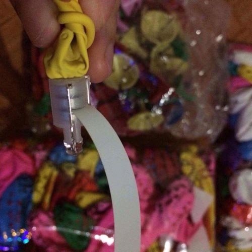Món đồ chơi 4.000 đồng khiến giới trẻ phát sốt mùa trung thu này - 3
Khi chơi chỉ cần kéo mũi tên xuống, đèn led chạy bằng pin bên trong quả bóng sẽ phát sáng