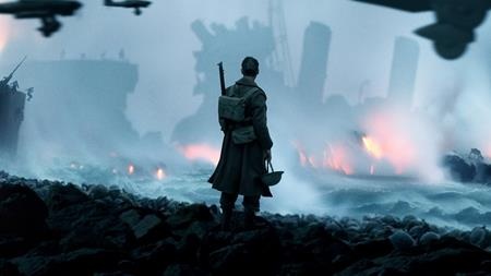 Cân đong các bom tấn – bom xịt của điện ảnh trong năm qua - 3 Bom tấn: “Dunkirk” lại là một tuyệt phẩm nữa đến từ đạo diễn Christopher Nolan. Xoay quanh đề tài chiến tranh nhưng “Dunkirk” lại gây ấn tượng ở cách kể chuyện bất ngờ cùng những diễn biến tâm lí của các nhân vật. Và ngay khi vừa ra mắt, “Dunkirk” đã được coi là một ứng viên sáng giá cho mùa Oscar sắp tới.