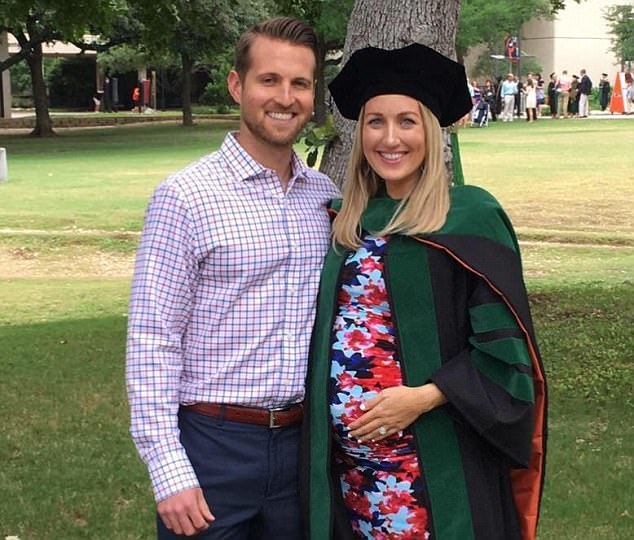 Nữ bác sĩ bất ngờ chuyển dạ trong lúc đỡ đẻ cho bệnh nhân - 3 Emily tốt nghiệp đại học y Texas vào tháng 5 vừa rồi