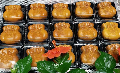 Bánh trung thu độc lạ: Con mê tít, mẹ không tiếc tiền - 3
Bánh trung thu hình túi vàng tượng trưng cho sự đầy đủ, sung túc, thích hợp làm quà biếu (ảnh Thao Le)